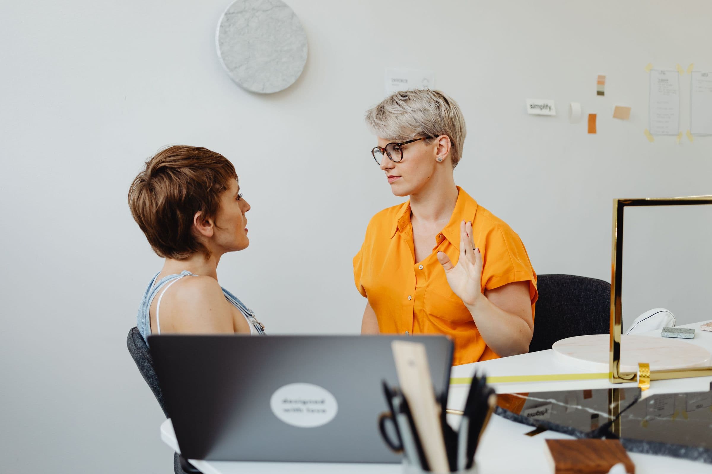 IT-Berater und Unternehmer besprechen gemeinsam etwas am Laptop
