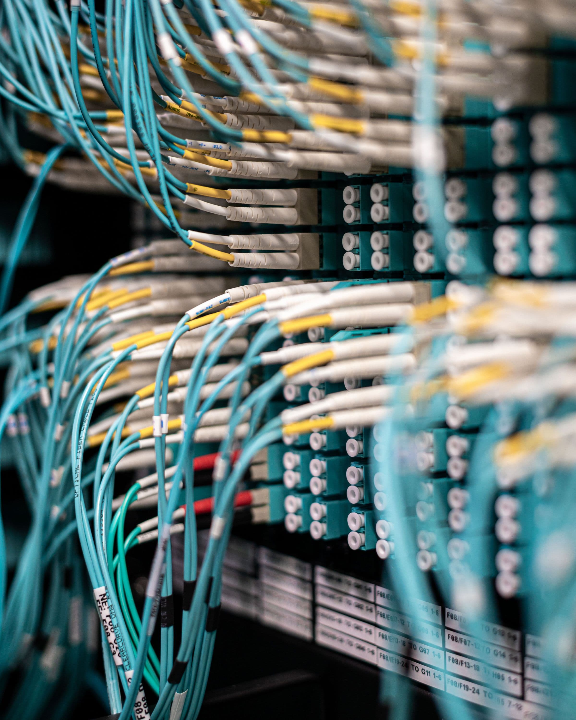 Beschriftete Glasfaserkabel an einem Verteilerfeld im Serverraum