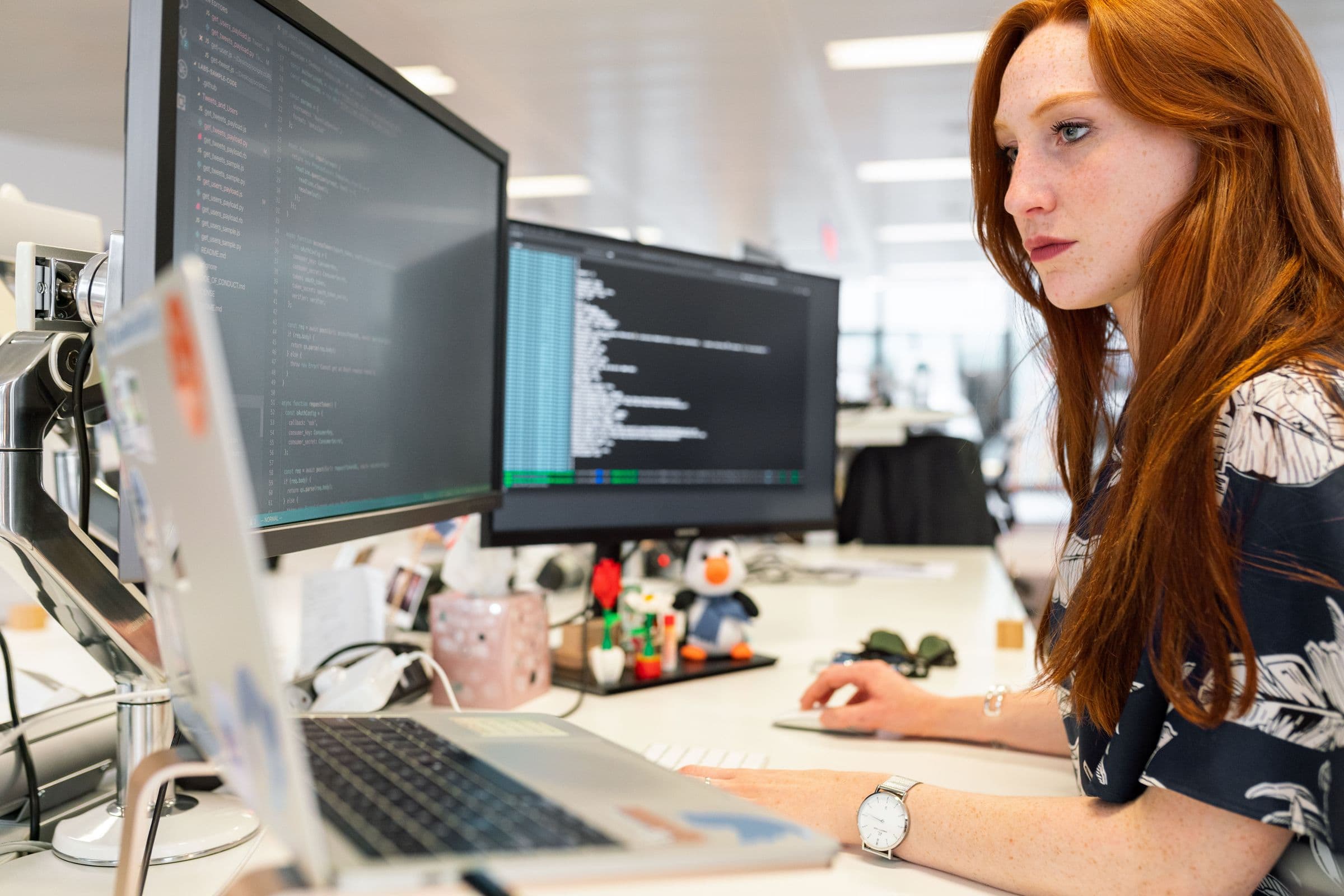Webdesigner arbeitet am Layout einer Website an einem großen Monitor